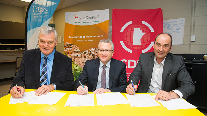 Edmond Labossière, président du Conseil d’administration du CDEM, Joël Rondeau, directeur général de Caisse Groupe Financier et Bernard Lesage, président de la Commission scolaire franco-manitobaine.
